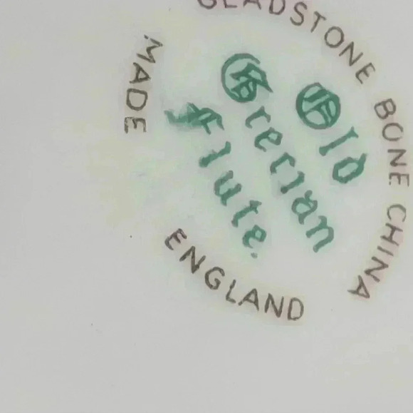 Vintage Set of 2 Gladstone Bone China Gold Trimmed Shell Plates 9" inches round - Picture 5 of 10